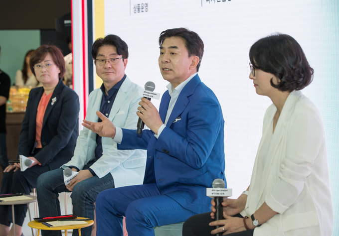 삼성전자 프로젝트 프리즘 신제품 출시 간담회. 왼쪽부터 송명주 상무(상품운영), 최중열 전무(디자인팀장), 김현석 대표이사, 양혜순 상무(상품기획). Photo @ 삼성전자