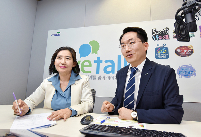 교보생명의 전용현 광화문시니어FP지점 FP(왼쪽)와 전인혁 영업교육팀 차장이 '종신보험의 역사'를 주제로 '교보 라이브톡' 프로그램을 진행하고 있다. Photo @ 교보생명
