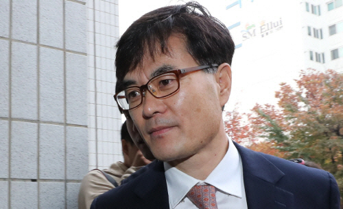 이병삼 전 금융감독원 부원장보가 지난 2017년 11월 3일 오전 서울 남부지방법원에서 열린 구속 전 피의자심문(영장실질심사)을 받기 위해 법정으로 향하고있다. 10일 대법원은 채용비리 의혹으로 재판에 넘겨진 이 전 부원장보의 상고심에서 징역 1년의 실형을 선고한 원심 판결을 확정했다. Photo ⓒ 연합뉴스