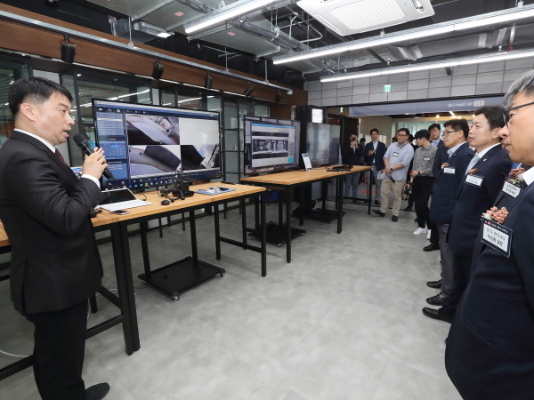 지난 10일 오후에 경기도 성남시 분당구에 위치한 스타트업캠퍼스에 문을 연 KT 판교5G 오픈랩에서 참석자들이 링크플로우사의 넥밴드에 대한 설명을 듣고 있다. Photo @ KT