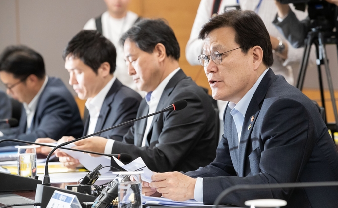 최종구 금융위원장이 11일 오후 정부서울청사에서 열린 '금융그룹 최고경영자(CEO)·전문가 간담회'에서 발언하고 있다. Photo @ 금융위원회