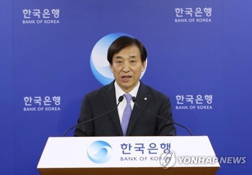 이주열 한국은행 총재가 지난달 31일 서울 중구 한국은행 기자실에서 통화정책방향을 설명하고 있다. Photo ⓒ 연합뉴스