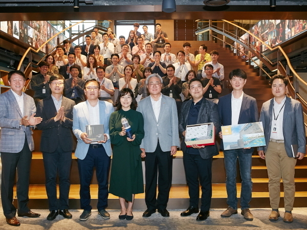 12일 오전 SK본사에서 열린 ‘SV² 임팩트 파트너링 모델 협약식’에 참석한 사회적 기업 대표들과 SK이노베이션 임직원들. (맨 앞 줄 왼쪽 세번째부터)차완영 마린이노베이션 대표·박혜린 이노마드 대표·김준 SK이노베이션 사장·서준걸 오투엠 대표·성용준 인진 대표. Photo @ SK이노베이션