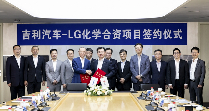 펑칭펑(왼쪽 지리자동차 부총재와 김종현 LG화학 사장이 12일 중국 저장성 닝보시에 위치한 지리차 연구원에서 전기차 배터리 합작법인 계약 체결 후 기념촬영을 하고 있다. Photo @ LG화학