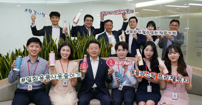 하석주 롯데건설 하석주 대표이사(앞줄 좌측에서 세 번째)가 임직원과 함께 플라스틱 프리 챌린지에 참여하고 있다. Photo @ 롯데건설