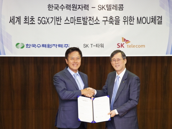 지난 13일 박정호 SK텔레콤 사장(왼쪽)과 정재훈 한국수력원자력 사장(오른쪽)이 서울 중구 SK-T 타워에서 협약식 체결 후 기념 촬영을 하고 있는 모습. Photo @ SK텔레콤