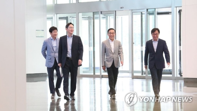 이재용 삼성전자 부회장이 지난 1일 경기도 화성사업장에서 열린 글로벌 경영환경 점검·대책 회의를 주재하기 위해 이동하고 있다. 왼쪽부터 이동훈 삼성디스플레이 사장, 이재용 부회장, 김기남 삼성전자 DS부문 부회장, 정은승 삼성전자 DS부문 파운드리 사업부장(사장). Photo @ 연합뉴스