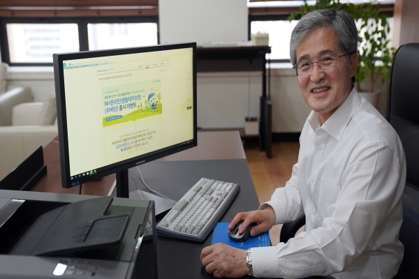 NH농협생명은 홍재은 대표가 지난 14일 서대문구 본사 집무실에서 일상생활 속 재해사고부터 특정법정감염병까지 한번에 보장하는 ‘NH온라인생활레저보험(무배당)’ 신상품을 1호로 가입했다고 16일 밝혔다. Photo @ NH농협생명