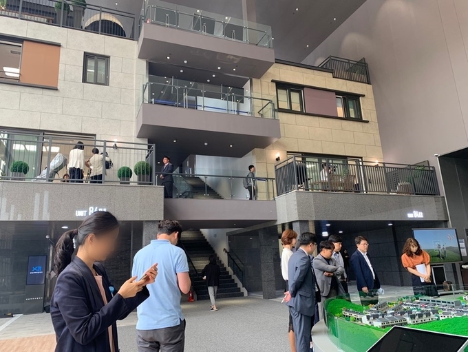 삼송 자이더빌리지 견본주택 내부는 1~3층 높이의 건물 두 채의 유니트로 구성됐다. Photo ⓒ 인더뉴스 | 진은혜 기자