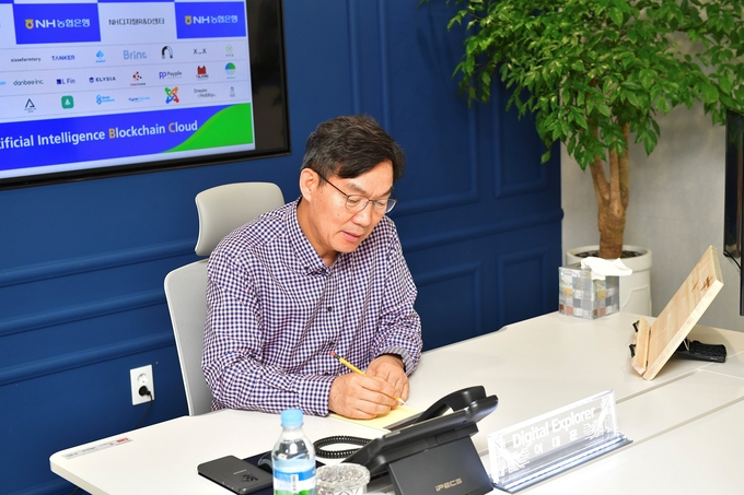 NH농협은행 이대훈 은행장이 디지털혁신캠퍼스에 마련한 집무실 ‘디지털 콕핏’에서 업무를 살피고 있다. Photo @NH농협은행