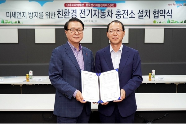 정승인 세븐일레븐 대표(왼쪽)와 김시호 한국전기차충전서비스 대표가 지난 19일 세븐일레븐 본사에서 업무 협약을 맺고 기념 촬영을 하고 있는 모습. Photo @ 세븐일레븐 