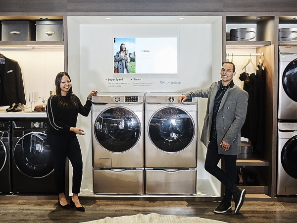 지난 2월 미국 라스베이거스에서 열린 주방·욕실산업박람회(KBIS·The Kitchen·Bath Industry Show)에서 삼성전자 모델이 드럼세탁기 신제품을 소개하고 있다. Photo @ 삼성전자