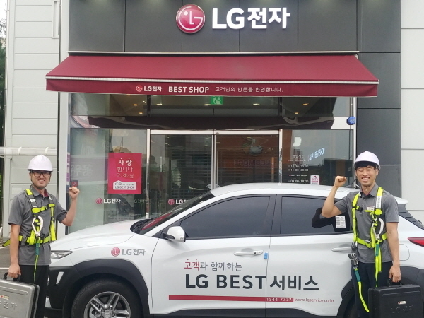 LG전자 서비스 엔지니어가 에어컨 실외기 수리 시 사용하는 보호구를 착용하고 신규 공급 차량 앞에서 포즈를 취하고 있다. Photo @ LG전자