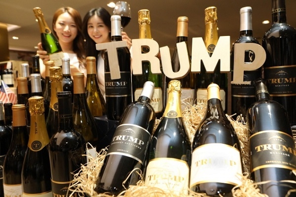  27일 오전, 롯데백화점 소공동 본점 지하1층 식품관 와인 코너에서 모델들이 '트럼프 와인' 4종을 소개하는 모습. Photo @ 롯데백화점