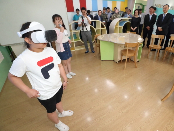대성동초등학교 학생들이 정보통신기술(ICT) 활용 교육프로그램을 체험하고 있다. Photo @ KT