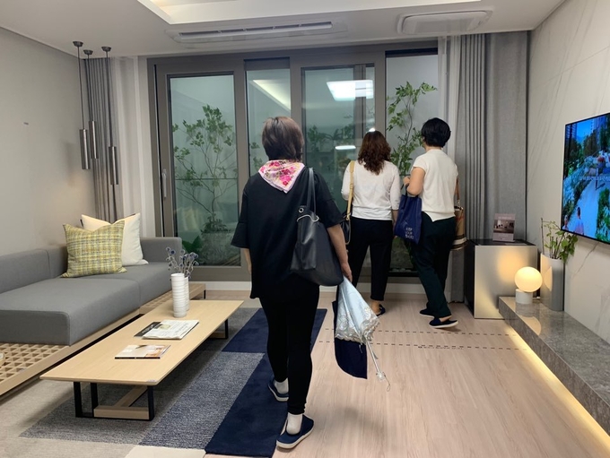 74B 유닛 거실 전경. 사진 가운데 점선은 발코니 확장 표시선이다. Photo ⓒ 인더뉴스 | 진은혜 기자