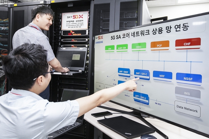 SK텔레콤은 삼성전자와 함께 국내 최초로 5G 단독규격인 ‘5G SA’ 패킷 교환기와 코어 장비를 연동해 순수 5G 시스템을 이용한 데이터 통신에 성공했다. 두 회사 연구원들이 1일 분당에 위치한 SK텔레콤 ICT기술센터에서 ‘5G SA’의 기술과 장비 성능을 시험해보고 있다. Photo @ SK텔레콤