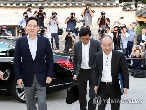 이재용 부회장과 손정의 회장이 재계 총수 만찬장에 같이 들어가고 있다. Photo ⓒ 연합뉴스