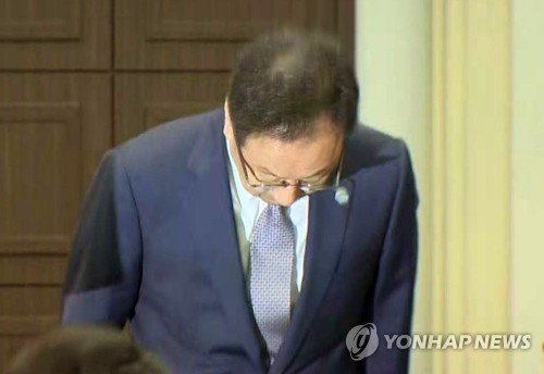 기자간담회서 사과하는 이우석 코오롱생명과학 대표. Photo ⓒ 연합뉴스