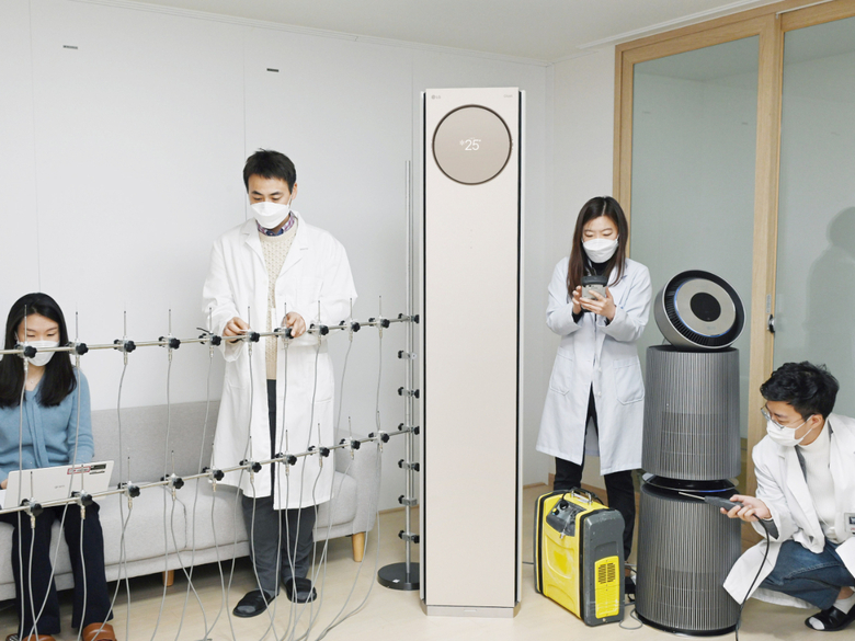 LG전자(대표 권봉석) 공기과학연구소가 최근 한국인정기구(KOLAS)로부터 미생물 및 미세먼지 분야 시험기관으로 인정받았다고 25일 밝혔습니다. 사진 | LG전자