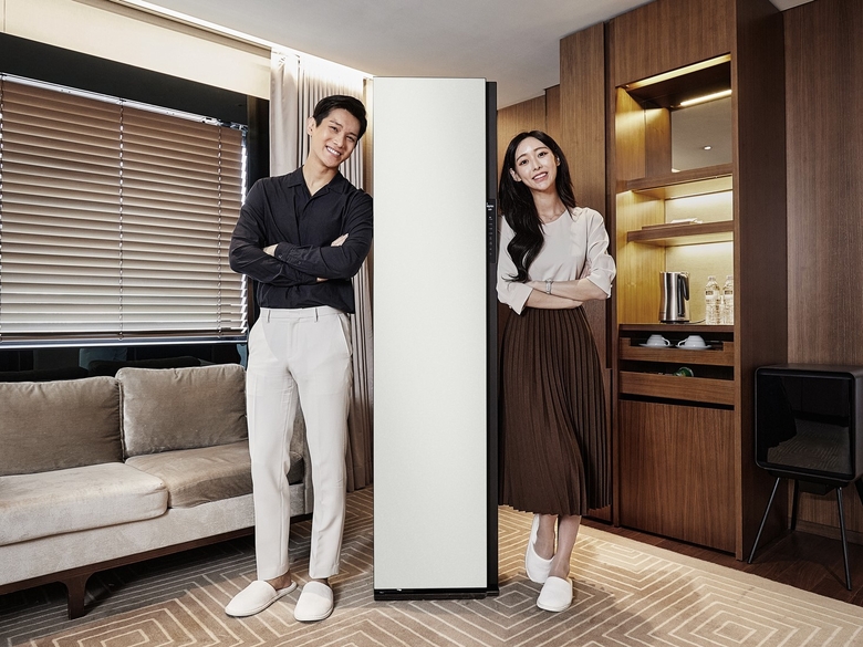 삼성전자 모델이 서울신라호텔에 마련된 ‘Experience room with 에어드레서’에서 차별화된 AI 의류청정 솔루션을 제공하는 맞춤 가전 '비스포크 에어드레서'를 소개하고 있는 모습. 사진ㅣ삼성전자
