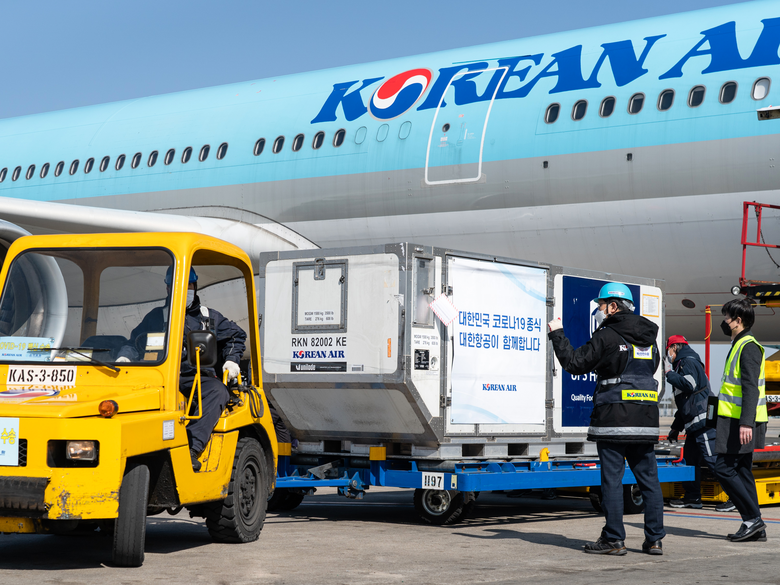 대한항공 KE9926편에서 화이자(Pfizer) 코로나19 백신이 하기되고 있는 모습. 사진ㅣ대한항공