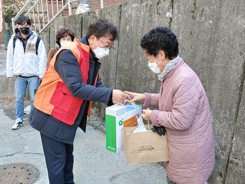 ‘한끼 나눔 온택트’ 봉사활동에 함께한 차규탁 SK루브리컨츠 사장이 어르신께 도시락 및 선물을 전달하고 있다. 사진ㅣSK이노베이션