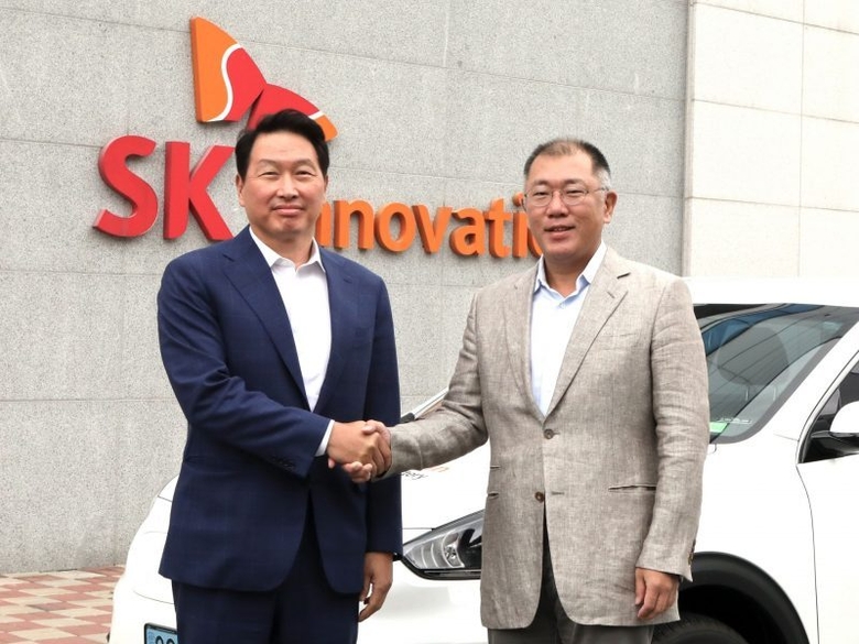 최태원 SK그룹 회장(사진 왼쪽)과 정의선 현대차그룹 회장이 지난 2020년 7월 SK이노베이션 배터리 생산 공장에서 배터리 협력을 위해 만났습니다. 사진ㅣSK그룹
