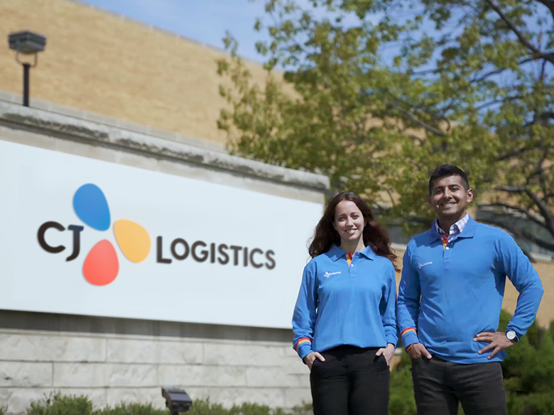 ‘CJ Logistics’로 브랜드 통합된 CJ대한통운 미 통합법인 직원들. 사진ㅣCJ대한통운