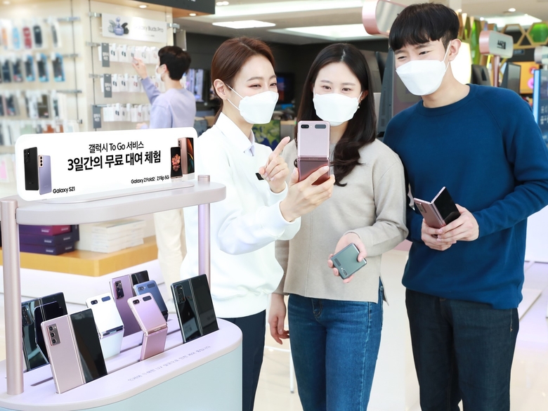 삼성전자는 ‘갤럭시 Z폴드2’와 ‘갤럭시 Z플립 5G’가 선사하는 혁신적인 경험을 일상에서 직접 체험해볼 수 있는 ‘갤럭시 To Go’ 서비스를 전국 63개 주요 디지털프라자와 잠실 롯데 애비뉴엘 왕관광장의 갤럭시 스튜디오에서 운영합니다. 사진ㅣ삼성전자