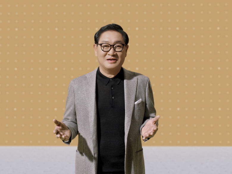 한종희 삼성전자 영상디스플레이사업부장(사장)이 2일 진행된 ‘Unbox & Discover’ 행사에서 2021년형 TV 신제품 라인업을 공개했습니다. 사진ㅣ삼성전자