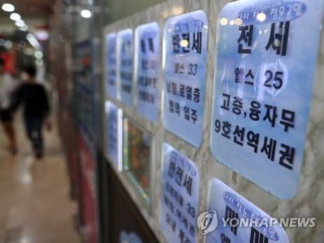 서울의 한 부동산중개업소 창에 붙은 매물 정보. 사진ㅣ연합뉴스