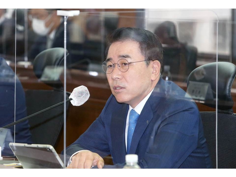  조용병 신한금융그룹 회장이 지난 6일 신한은행 대회의실에서 코로나19 위기 극복과 Post 코로나 시대 미래 준비를 위한 '2020년 하반기 이사회 워크숍'에 참석해 발언하고 있습니다. 사진ㅣ신한금융그룹