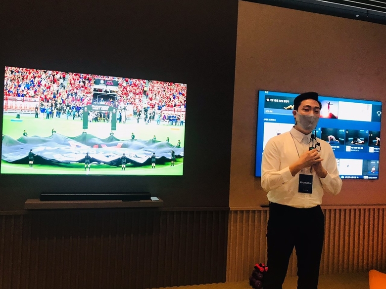 네오 QLED TV로 홈트레이닝 프로그램을 실행한 모습. 사진ㅣ인더뉴스 권지영 기자