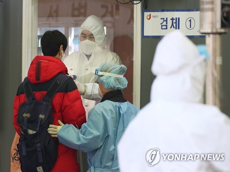 지난 3일 서울 중구 서울역 코로나바이러스감염증(코로나19) 검사를 위해 마련된 선별검사소에 한 시민이 들어서고 있다. 사진 ㅣ 연합뉴스