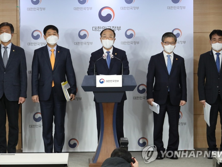 ‘부동산 관련 국민께 드리는 말씀’ 발표하는 홍남기 부총리. 사진ㅣ연합뉴스