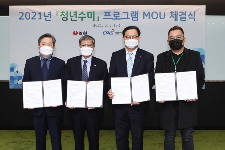 농심-농정원 '청년수미' MOU체결식에서 금석헌 농업회사법인 해성 대표(사진 왼쪽부터), 신명식 농정원 원장, 김보규 농심 경영기획실장, 오세곤 농가 대표가 기념 촬영을 하고 있습니다. 사진ㅣ농심