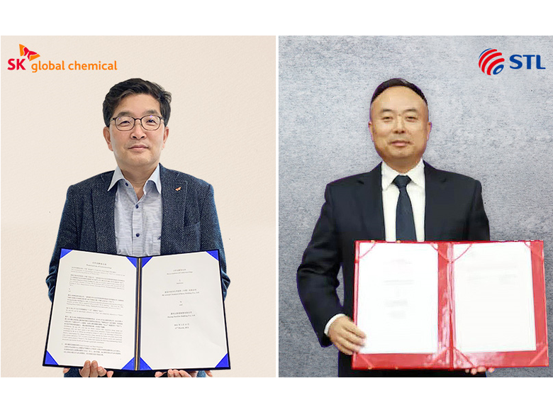(왼쪽) 나경수 SK종합화학 사장, 杨卫东(양웨이둥) 웨이싱그룹 동사장