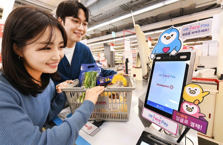 모델들이 18일 서울 마포구 홈플러스 월드컵점에서 '신한 페이스페이' 서비스를 소개하고 있습니다. 사진ㅣ홈플러스
