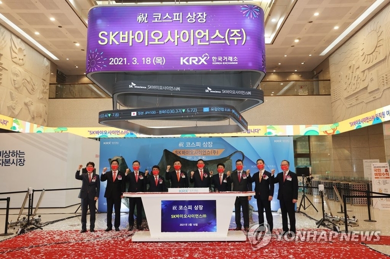 18일 SK바이오사이언스 상장기념식에 참석한 인사들이 파이팅을 외치며 기념촬영을 하고 있습니다. 사진은 왼쪽부터 송영훈 한국거래소 유가증권시장본부장보, 안상환 한국IR협의회 회장, 조웅기 미래에셋대우 부회장, 임재준 한국거래소 유가증권시장본부장, 손병두 한국거래소 이사장, 안재용 SK바이오사이언스 대표이사, 박찬중 SK디스커버리 사장, 정일문 한국투자증권 대표이사, 윤병운 NH투자증권 IB1사업부 대표, 김영균 상장회사협의회 전무 등입니다. 사진ㅣ연합뉴스