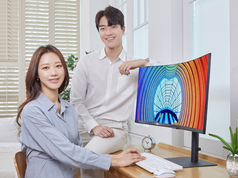 삼성전자 모델이 서울 소재의 한 스튜디오에서 신제품 고해상도 모니저(S65UA)를 소개하고 있습니다. 사진ㅣ삼성전자