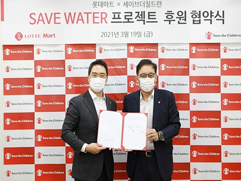  지난 19일 서울 마포에 위치한 국제민간구호개발단체인 세이브더칠드런(Save the Children) 본부에서 강성현 롯데마트 대표(사진 왼쪽)와 정태영 세이브더칠드런 사무총장이 업무협약을 체결한 뒤, 기념 촬영을 하고 있다. 사진 ㅣ 롯데쇼핑