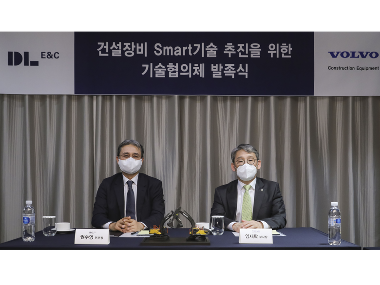 권수영 DL이앤씨 토목사업본부장(왼쪽)과 임재탁 볼보건설기게 총괄 부사장(오른쪽). 사진ㅣDL이앤씨
