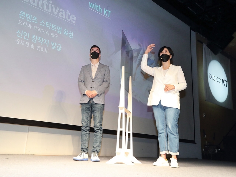 사진 왼쪽부터 운용필·김철연 KT 스튜디오지니 공동대표. 사진ㅣKT