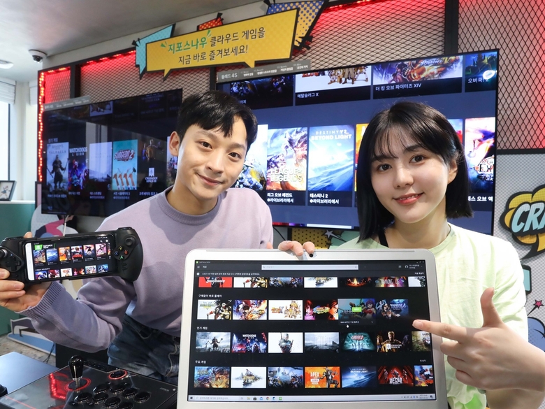 LG유플러스는 내달 1일부터 자사의 클라우드 게임 서비스 ‘지포스나우(GeForce NOW)’를 이용자의 이동통신사와 관계없이 무상 제공합니다. 전 국민을 대상으로 클라우드 게임을 전면 무료 개방하는 것은 이번이 처음입니다. 사진은 LG유플러스 모델들이 지포스나우 서비스를 알리는 모습. 사진ㅣLG유플러스