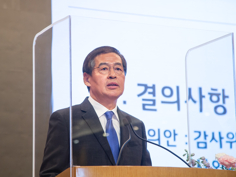 주총서 발언하는 신학철 LG화학 부회장. 사진ㅣLG화학