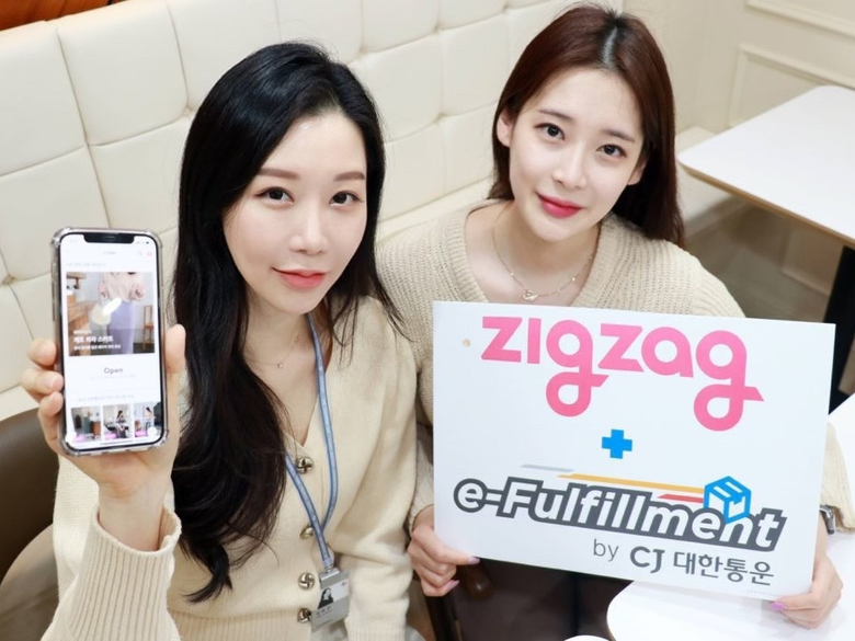 CJ대한통운 직원들이 지그재그 앱을 이용해보고 있다. 사진ㅣCJ대한통운