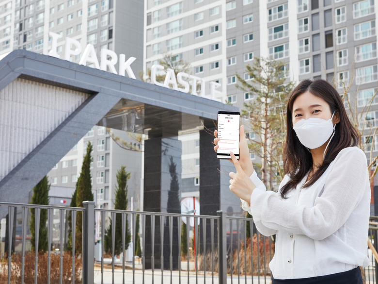 ‘병점역 아이파크 캐슬’ 입주자가 스마트 주거서비스 플랫폼 ‘마이호미’ 입주 예약 서비스를 이용하고 있다. 사진ㅣHDC현대산업개발