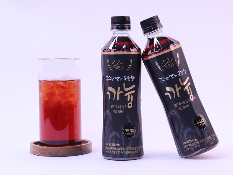 롯데칠성음료가 ‘흑미숭늉차 까늉’이 크라우드 펀딩·사전 판매를 성공적으로 마치고 전국 발매를 실행한다고 1일 밝혔습니다. 사진ㅣ롯데칠성음료 