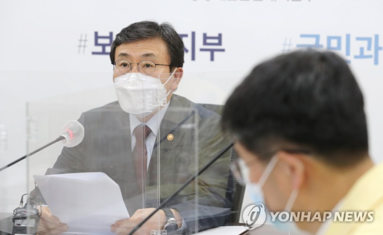 권덕철 보건복지부 장관(중앙재난안전대책본부 1차장)이 신규코로나바이러스감염증(코로나19)와 관련한 방역대책회의를 주재하고 있습니다. 사진ㅣ연합뉴스